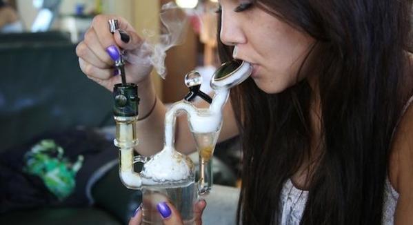 Read more about the article Dab Rigs and Dabbing: What is it and How to Use it?