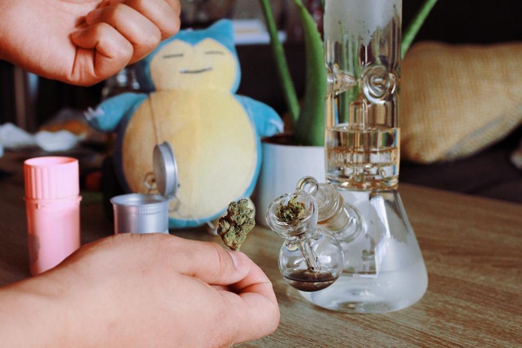 You are currently viewing Cannabis 101: How to Smoke From a Bong